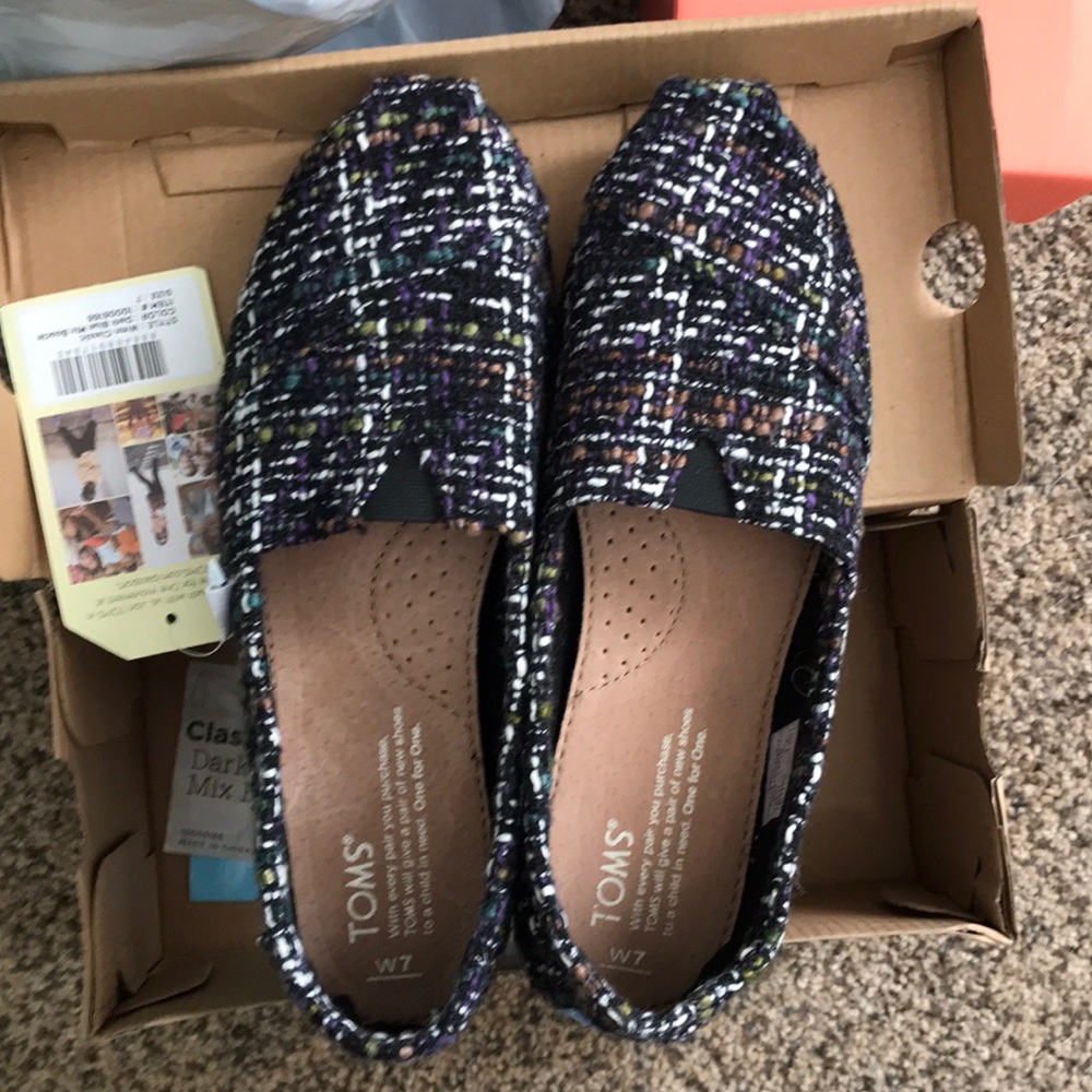 TOMS never worn, super cute!